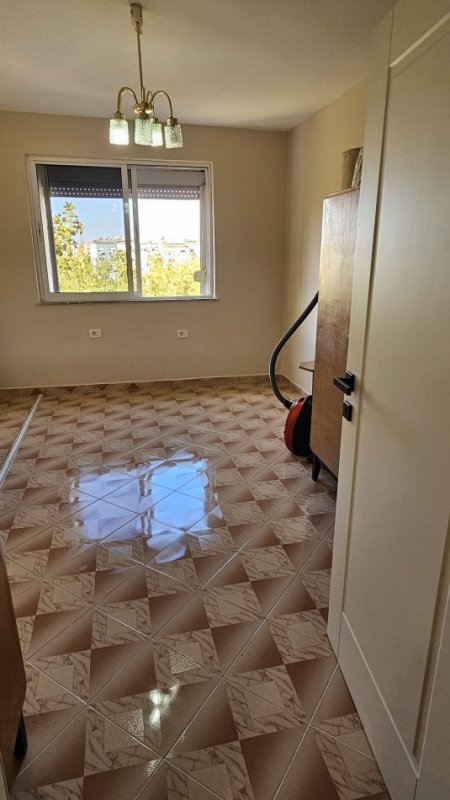 Tirane, jepet me qera apartament 2+1+Ballkon Kati 5, 75 m² 500 € 