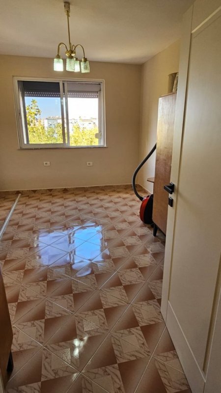 Tirane, jepet me qera apartament 2+1 Kati 5, 75 m² 500 € (Brryli)