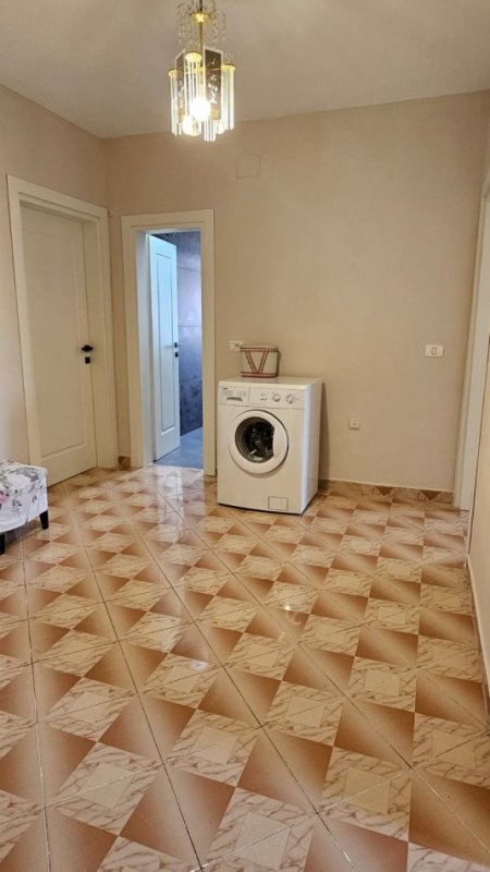 Tirane, jepet me qera apartament 2+1 Kati 5, 75 m² 500 € (Brryli)