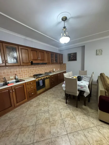 Tirane, jepet me qera apartament 2+1+Ballkon Kati 4, 130 m² 700 € 