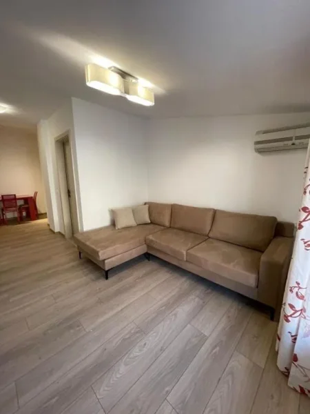 Tirane, jepet me qera apartament 1+1+Ballkon Kati 5, 65 m² 480 € (Rruga Bill Klinton, tek mbikalimi)