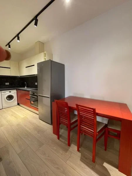 Tirane, jepet me qera apartament 1+1+Ballkon Kati 5, 65 m² 480 € (Rruga Bill Klinton, tek mbikalimi)