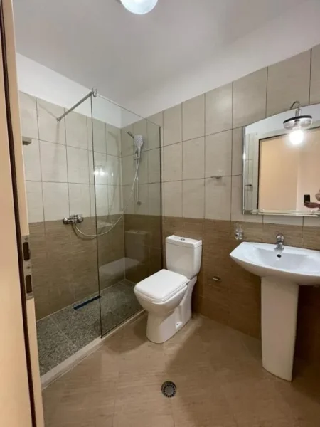 Tirane, jepet me qera apartament 1+1+Ballkon Kati 5, 65 m² 480 € (Rruga Bill Klinton, tek mbikalimi)