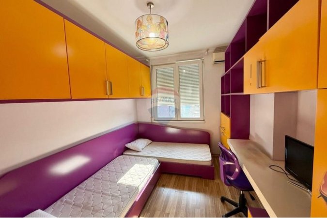 Tirane, jepet me qera apartament 2+1+Aneks+Ballkon Kati 4, 92 m² 700 € (Kompleksi Kontakt)