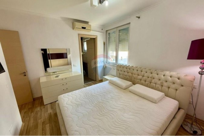Tirane, jepet me qera apartament 2+1+Aneks+Ballkon Kati 4, 92 m² 700 € (Kompleksi Kontakt)