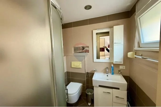 Tirane, jepet me qera apartament 2+1+Aneks+Ballkon Kati 4, 92 m² 700 € (Kompleksi Kontakt)
