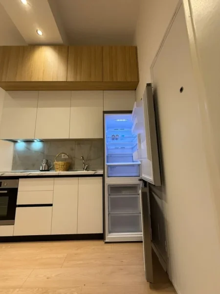 Jepet me Qira Super Apartament 1+1 + Ballkon ne 21 Dhjetor ne Rrugen e Kavajes, 600 €URO