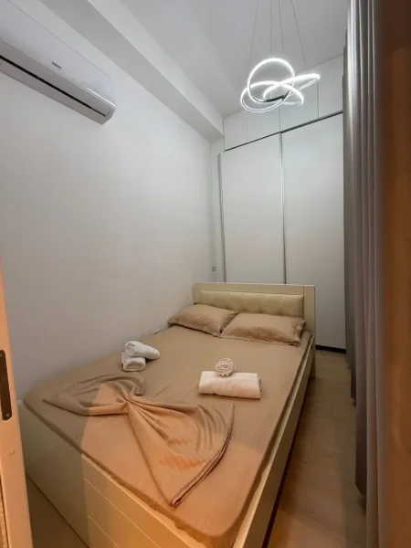 Jepet me Qira Super Apartament 1+1 + Ballkon ne 21 Dhjetor ne Rrugen e Kavajes, 600 €URO