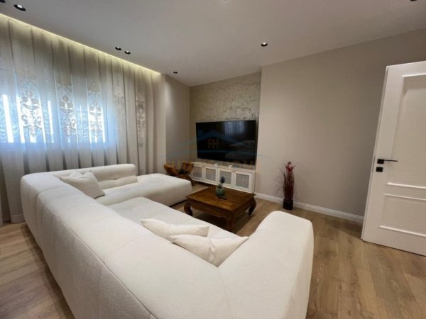 Tirane, jepet me qera 2+1 Kati 4, 118 m² 1.400 € 