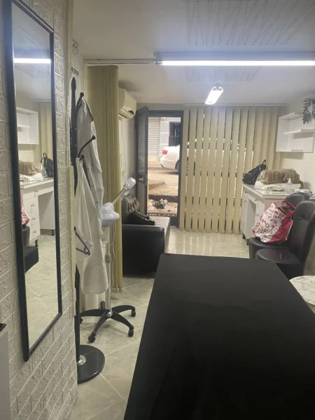 Jap me qera nje ambjent biznesi me siperfaqe 25 m2, 200 € (Blloku Vasil Shanto, prane KESH-it)