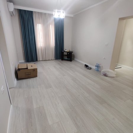 Tirane, jepet me qera ambjent biznesi Kati 2, 800 € (Kryqezimi i 21 Dhjetorit)