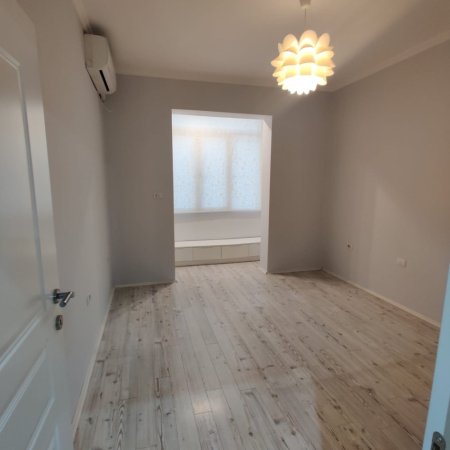 Tirane, jepet me qera ambjent biznesi Kati 2, 800 € (Kryqezimi i 21 Dhjetorit)