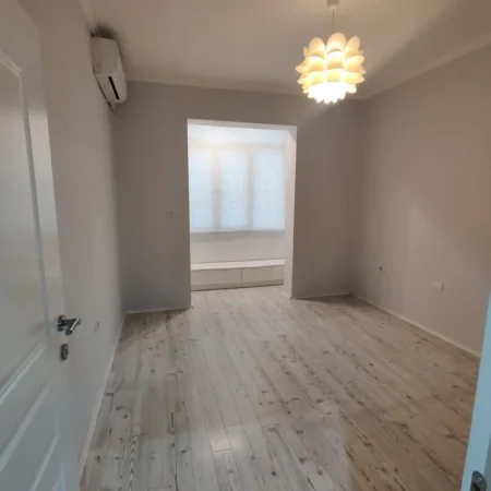 Tirane, jepet me qera ambjent biznesi Kati 2, 800 € (Kryqezimi i 21 Dhjetorit)