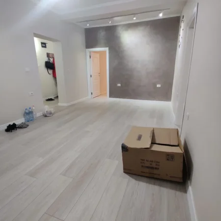 Tirane, jepet me qera ambjent biznesi Kati 2, 800 € (Kryqezimi i 21 Dhjetorit)