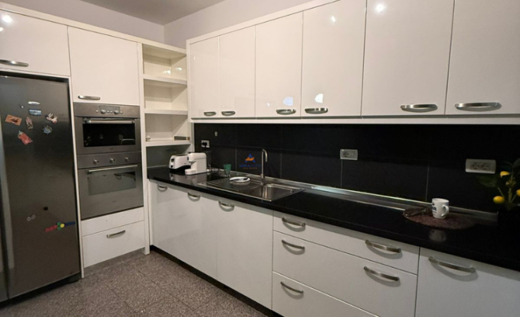 Tirane, shitet apartament 3+1+Ballkon Kati 2, 240 m² 650.000 € (Sauk, TEG)