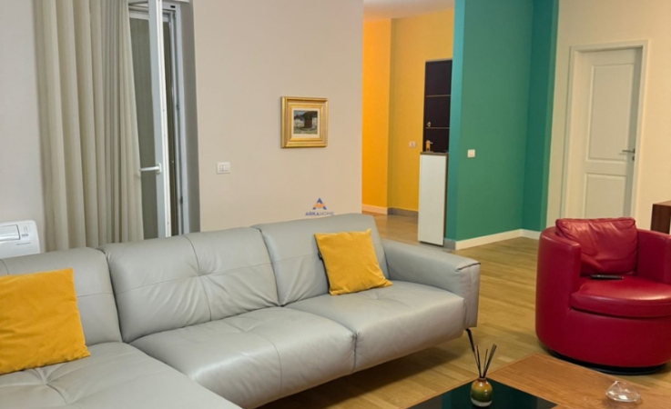 Tirane, shitet apartament 3+1+Ballkon Kati 2, 240 m² 650.000 € (Sauk, TEG)