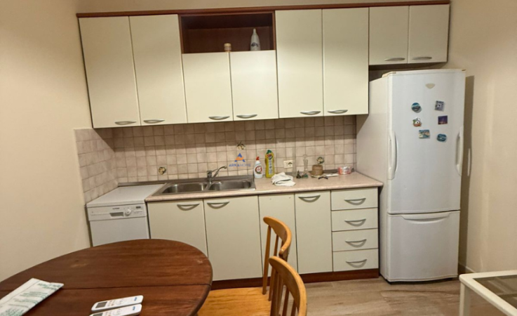 Tirane, jepet me qera apartament 2+1+Ballkon Kati 2, 110 m² 700 € (vasil shanto)