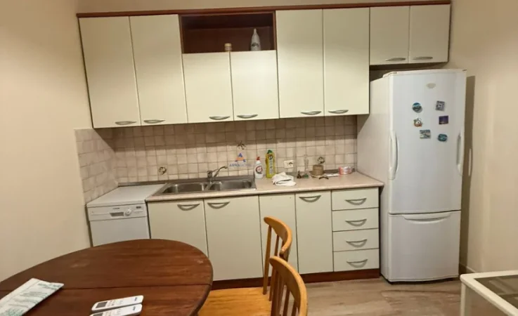 Tirane, jepet me qera apartament 2+1+Ballkon Kati 2, 110 m² 700 € (vasil shanto)