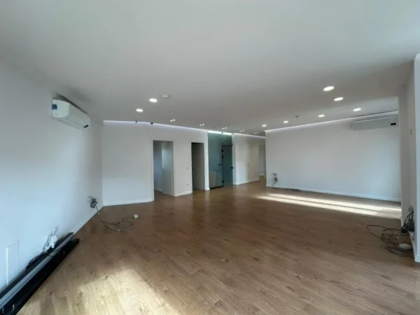Tirane, jepet me qera ambjent biznesi Kati 4, 140 m² (Bulevardi Zogu i Pare)