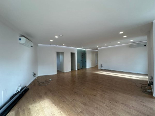 Tirane, jepet me qera ambjent biznesi Kati 4, 140 m² (Bulevardi Zogu i Pare)