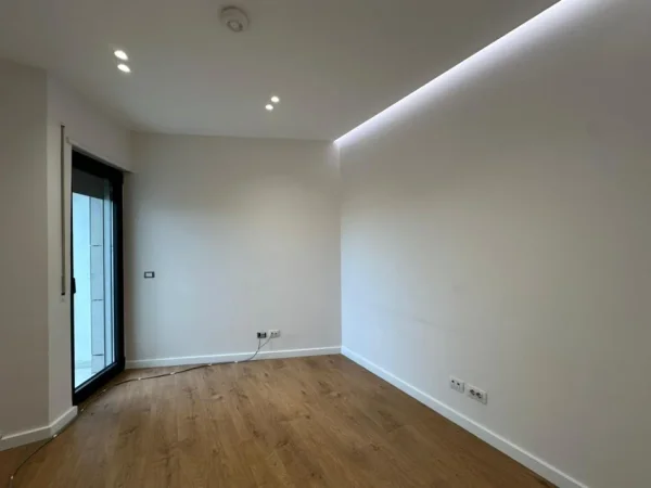 Tirane, jepet me qera ambjent biznesi Kati 4, 140 m² (Bulevardi Zogu i Pare)