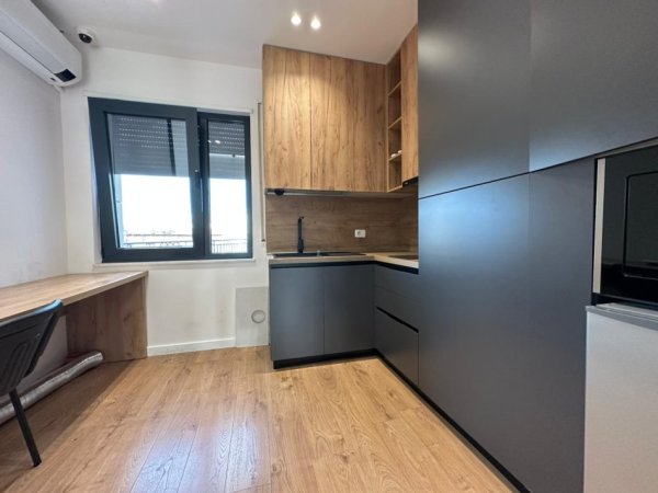 Tirane, jepet me qera ambjent biznesi Kati 4, 140 m² (Bulevardi Zogu i Pare)