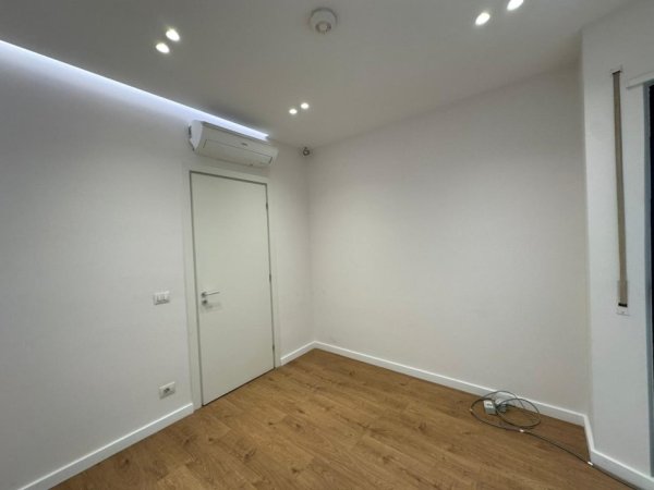 Tirane, jepet me qera ambjent biznesi Kati 4, 140 m² (Bulevardi Zogu i Pare)