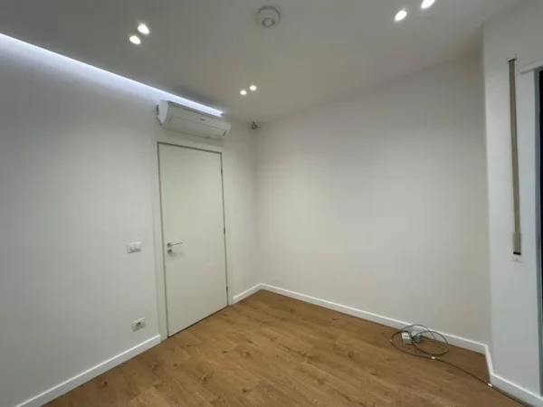 Tirane, jepet me qera ambjent biznesi Kati 4, 140 m² (Bulevardi Zogu i Pare)