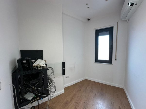 Tirane, jepet me qera ambjent biznesi Kati 4, 140 m² (Bulevardi Zogu i Pare)