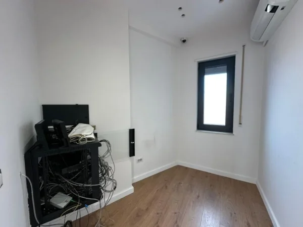 Tirane, jepet me qera ambjent biznesi Kati 4, 140 m² (Bulevardi Zogu i Pare)