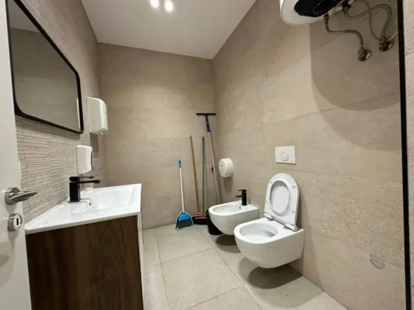 Tirane, jepet me qera ambjent biznesi Kati 4, 140 m² (Bulevardi Zogu i Pare)