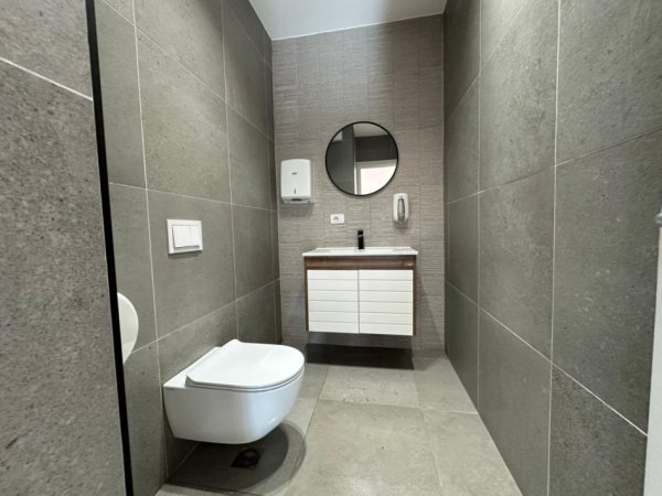 Tirane, jepet me qera ambjent biznesi Kati 4, 140 m² (Bulevardi Zogu i Pare)