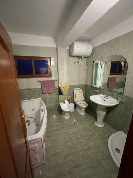 Tirane, jepet me qera Vile 3 Katshe Kati 0, 220 m² 1.000 € (QSUT)
