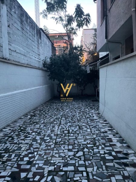 Tirane, jepet me qera Vile 3 Katshe Kati 0, 220 m² 1.000 € (QSUT)