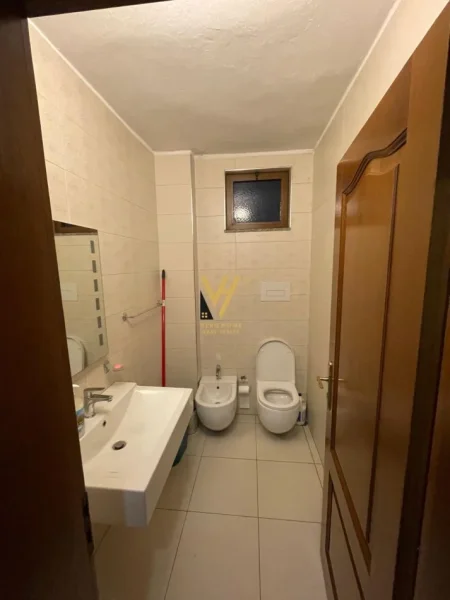 Tirane, jepet me qera Vile 3 Katshe Kati 0, 220 m² 1.000 € (QSUT)