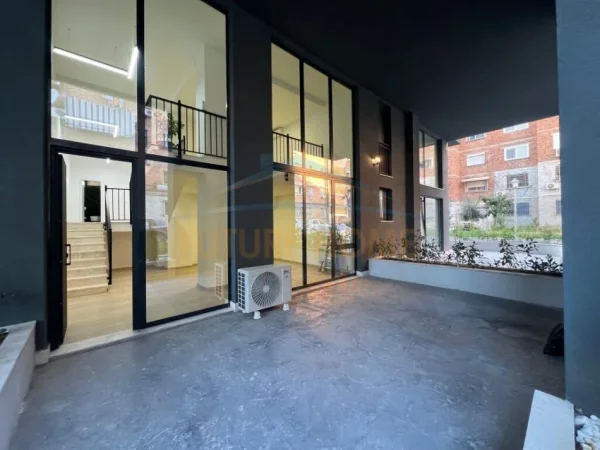 Tirane, jepet me qera zyre Kati 0, 90 m² 1.000 € 