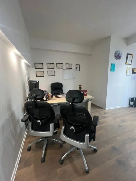 Tirane, jepet me qera zyre , 30 m² 450 € (Kristal Center)