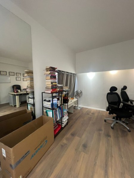 Tirane, jepet me qera zyre , 30 m² 450 € (Kristal Center)