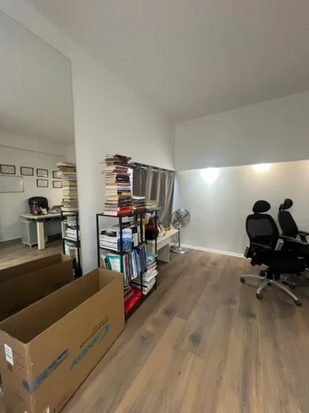 Tirane, jepet me qera zyre , 30 m² 450 € (Kristal Center)