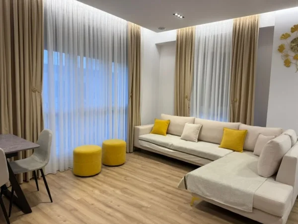Tirane, jepet me qera apartament 2+1+Ballkon Kati 9, 114 m² 1.000 € (Fusha e Aviacionit)