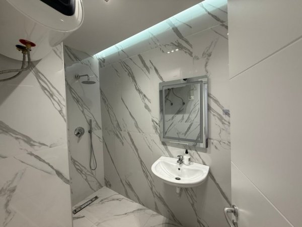 Tirane, jepet me qera apartament 2+1+Ballkon Kati 9, 114 m² 1.000 € (Fusha e Aviacionit)