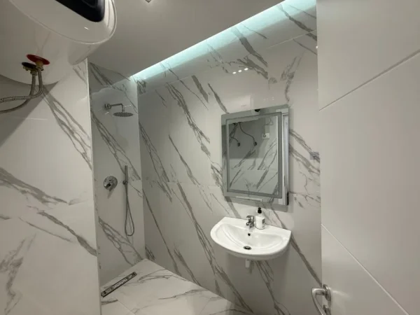 Tirane, jepet me qera apartament 2+1+Ballkon Kati 9, 114 m² 1.000 € (Fusha e Aviacionit)