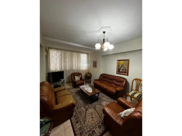 Tirane, jepet me qera apartament 2+1+Ballkon Kati 4, 106 m² 800 € (Sheshi Willson)