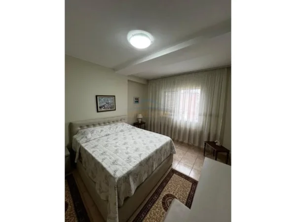 Tirane, jepet me qera apartament 2+1+Ballkon Kati 4, 106 m² 800 € (Sheshi Willson)