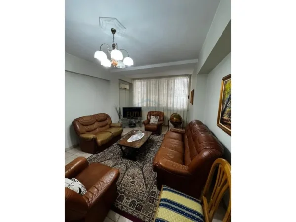 Tirane, jepet me qera apartament 2+1+Ballkon Kati 4, 106 m² 800 € (Sheshi Willson)