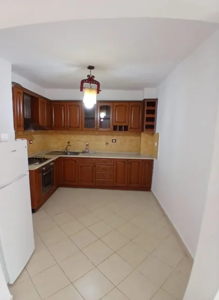 Tirane, jepet me qera apartament 1+1 Kati 4, 450 € 