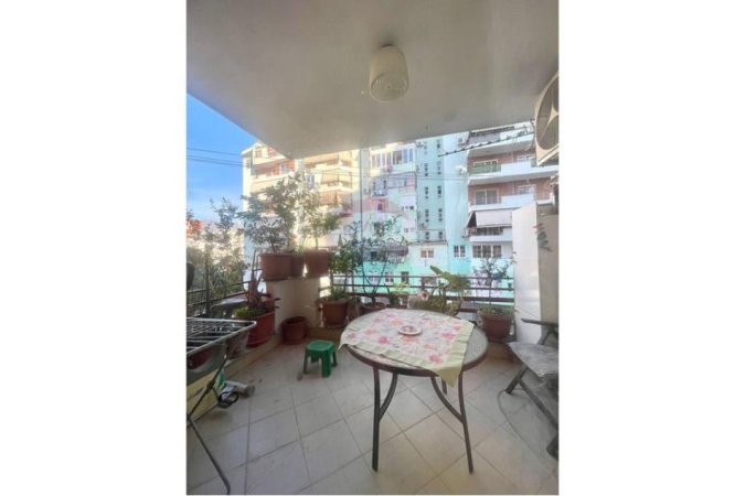 Tirane, jepet me qera apartament 2+1+Aneks+Ballkon Kati 2, 110 m² 700 € (Kopshti Botanik)