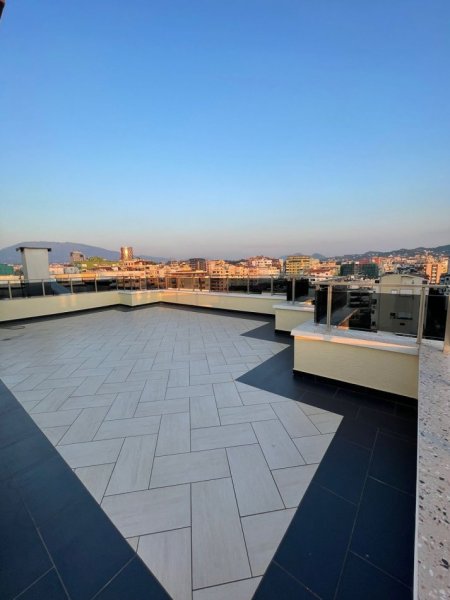 Tirane, jepet me qera apartament+verande | Penthouse 2+1 Kati 9, 200 m² 1.500 € (Blloku.)