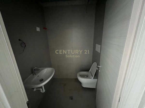 Tirane, jepet me qera ambjent biznesi Kati 0, 44 m² 400 € (LEONARD FRROKU)