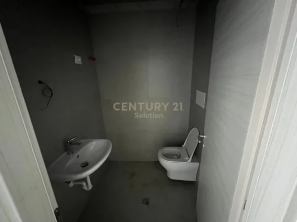 Tirane, jepet me qera ambjent biznesi Kati 0, 44 m² 400 € (LEONARD FRROKU)